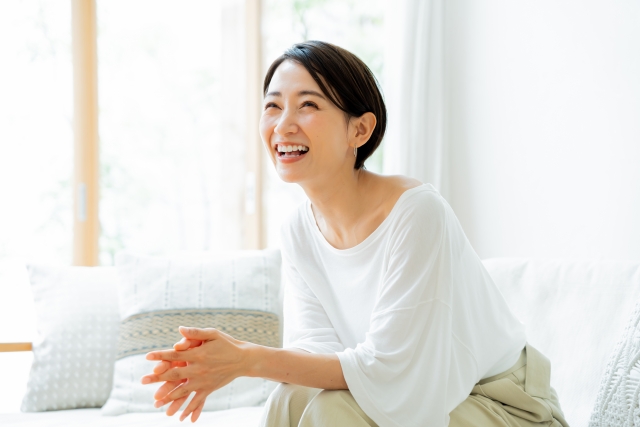 笑顔で話す女性